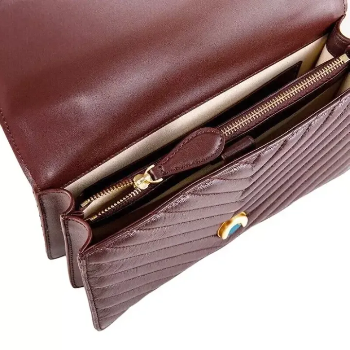 CLASSIC LOVE BAG ICON CHEVRON — red chocolate