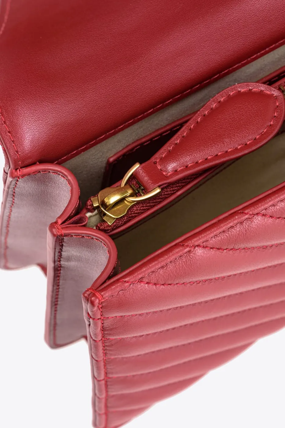 CLASSIC LOVE BAG ICON CHEVRON — ruby red-antique gold — фото 6